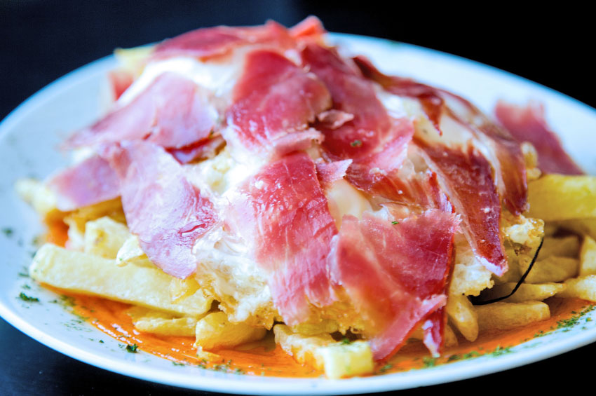 Deliciosos huevos rotos con jamón